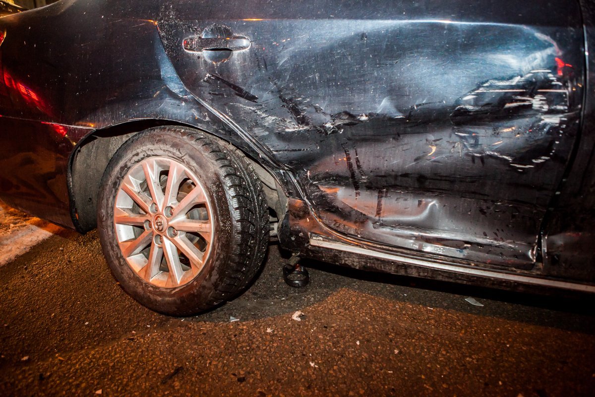 Согласно ПДД она должна была уступить дорогу Chevrolet, чего она не сделала Согласно ПДД она должна была уступить дорогу Chevrolet, чего она не сделала