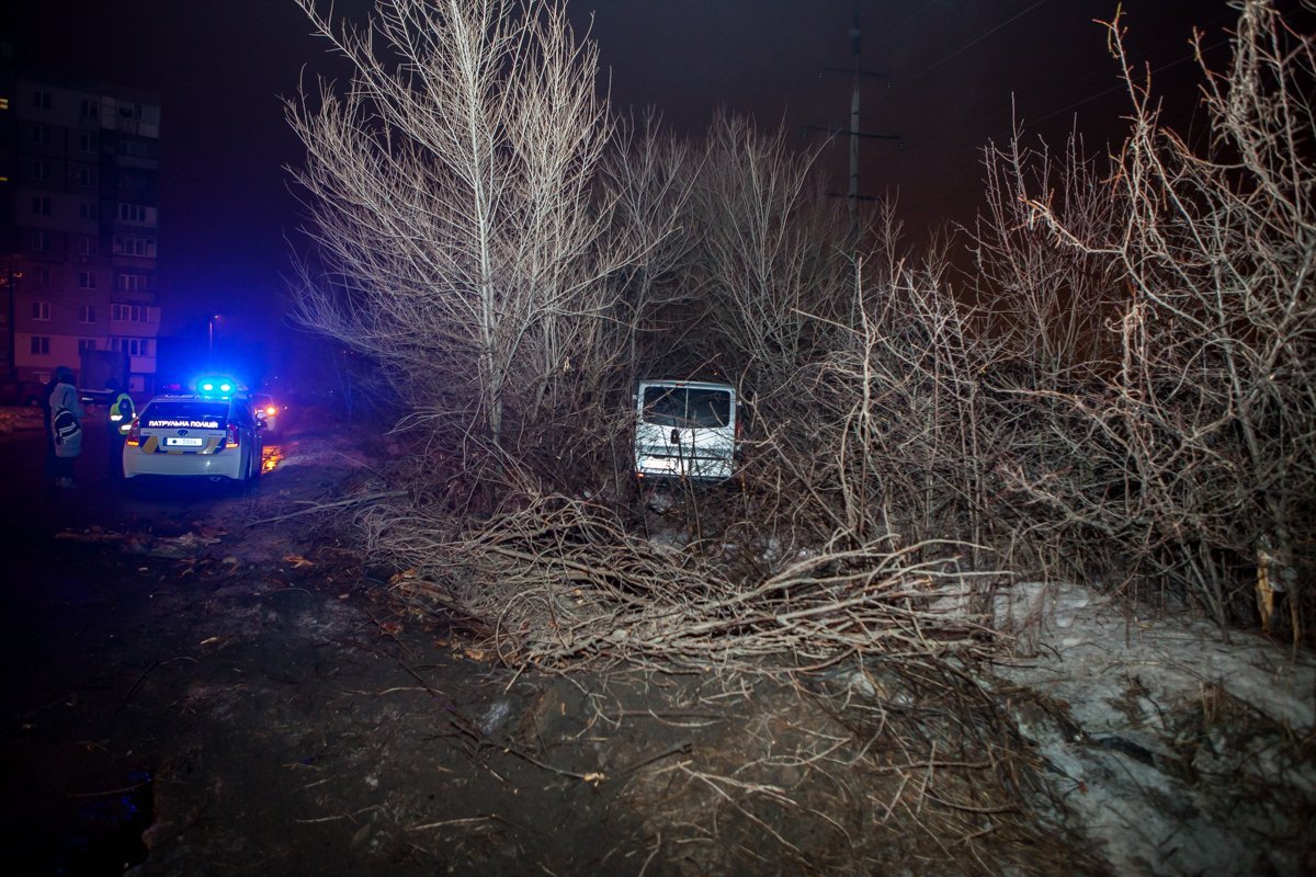 10 марта на проспекте Труда автомобиль Renault влетел в кювет 10 марта на проспекте Труда автомобиль Renault влетел в кювет