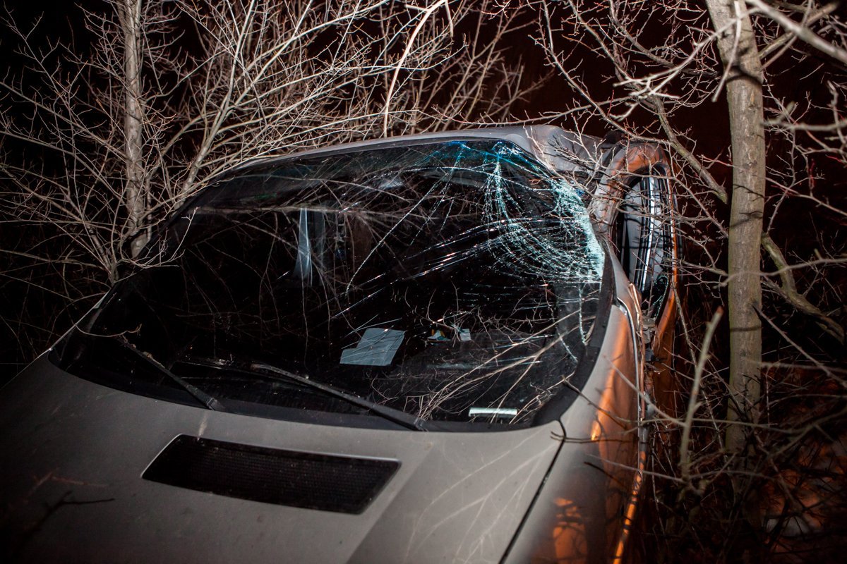 Водитель не справился с управлением и скрылся с места аварии Водитель не справился с управлением и скрылся с места аварии