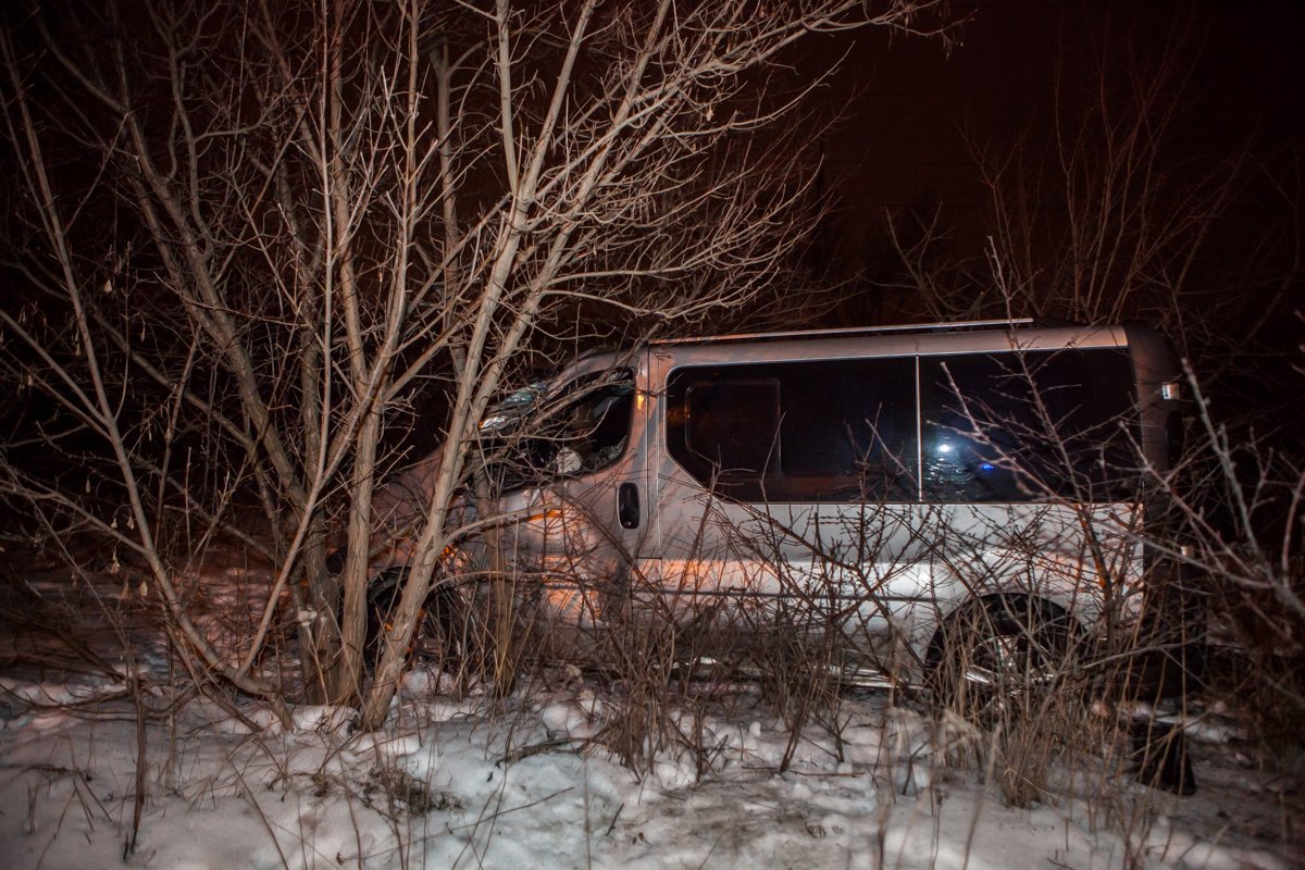 Микроавтобус застрял среди кустов и деревьев Микроавтобус застрял среди кустов и деревьев