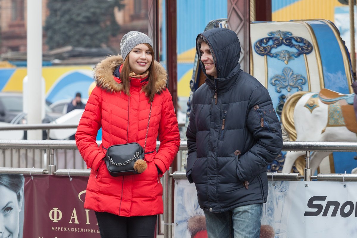 Непунктуальность одного из друзей вызывает обсуждение прохожих