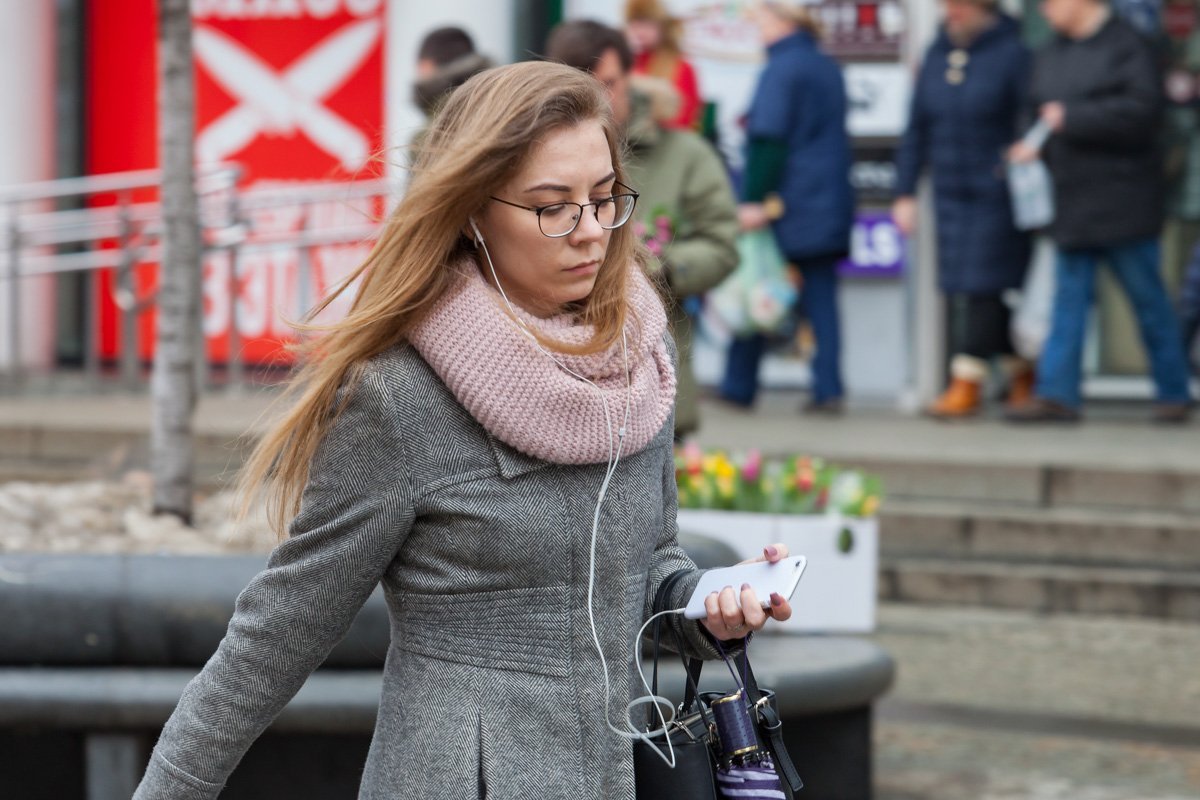 Ее ничего не волнует, она просто слушает музыку