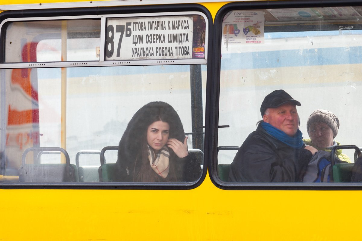 Угадай, на какой остановке выходит она?