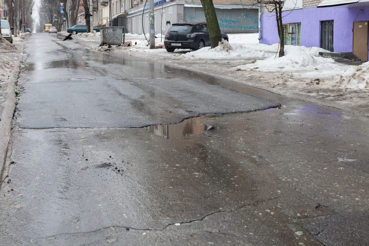 Однако заплатки, разбросанные в разных участках дороги, стали причиной многочисленных ям Однако заплатки, разбросанные в разных участках дороги, стали причиной многочисленных ям