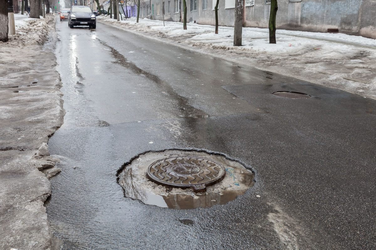 Колодезные люки на «новой» дороге доставляют водителям неприятности Колодезные люки на «новой» дороге доставляют водителям неприятности