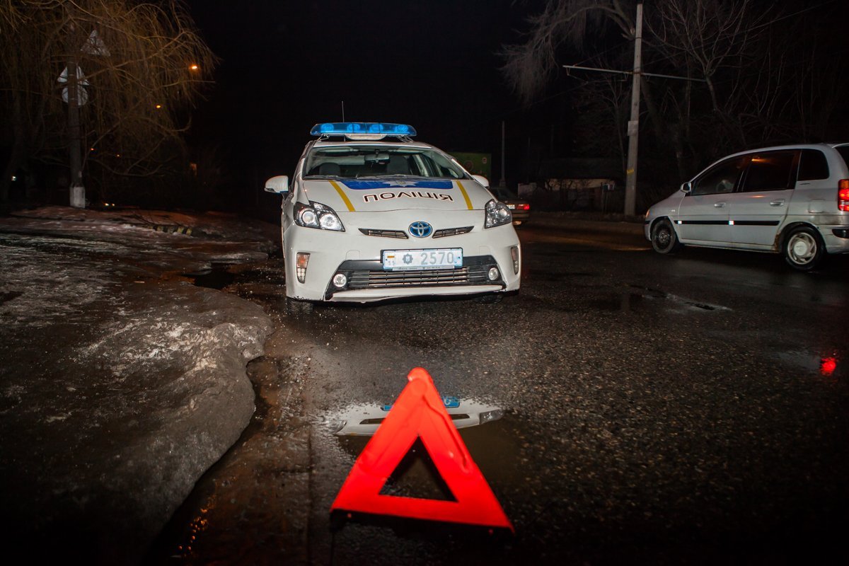 Яму временно обозначили конусом и знаком аварийной остановки Яму временно обозначили конусом и знаком аварийной остановки