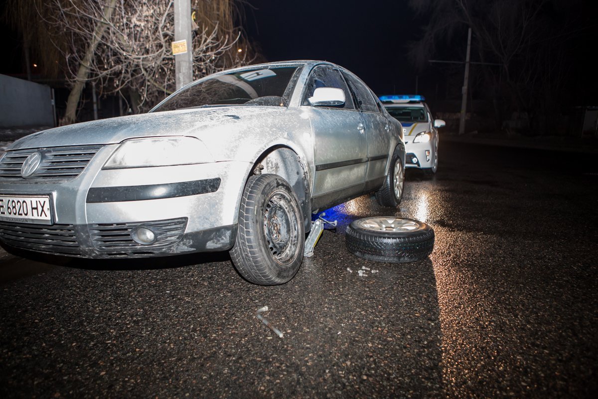 На месте, где образовалась злополучная яма уже стояли два автомобиля с пробитыми колесами На месте, где образовалась злополучная яма уже стояли два автомобиля с пробитыми колесами