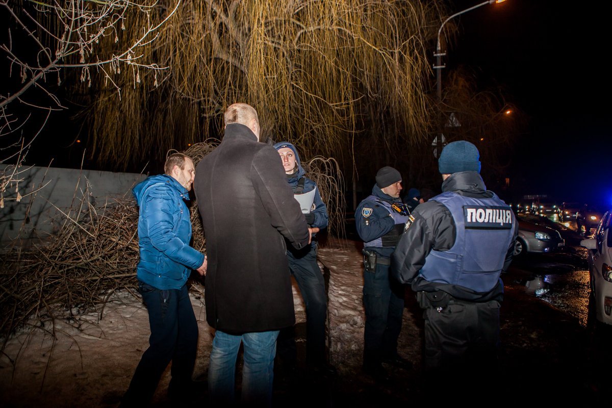 По словам полиции, яма образовалась в результате погодных условий По словам полиции, яма образовалась в результате погодных условий