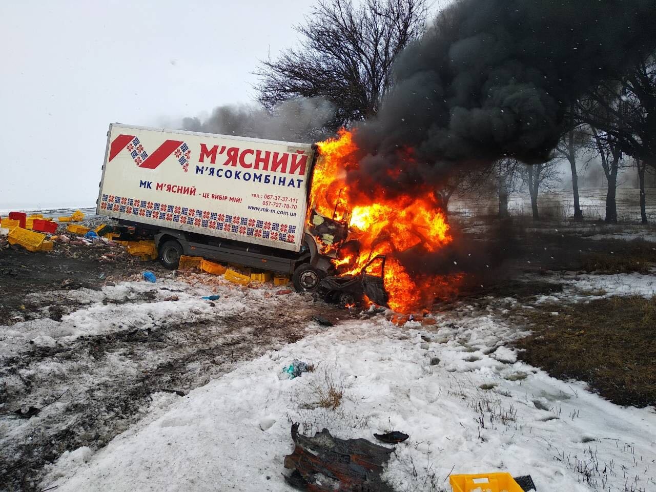 Грузовик столкнулся с легковым автомобилем и загорелся Грузовик столкнулся с легковым автомобилем и загорелся