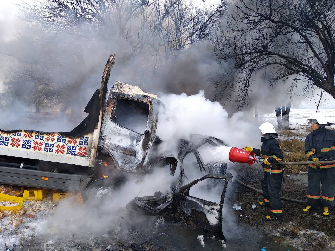 Сотрудники ГСЧС ликвидируют возгорание Сотрудники ГСЧС ликвидируют возгорание