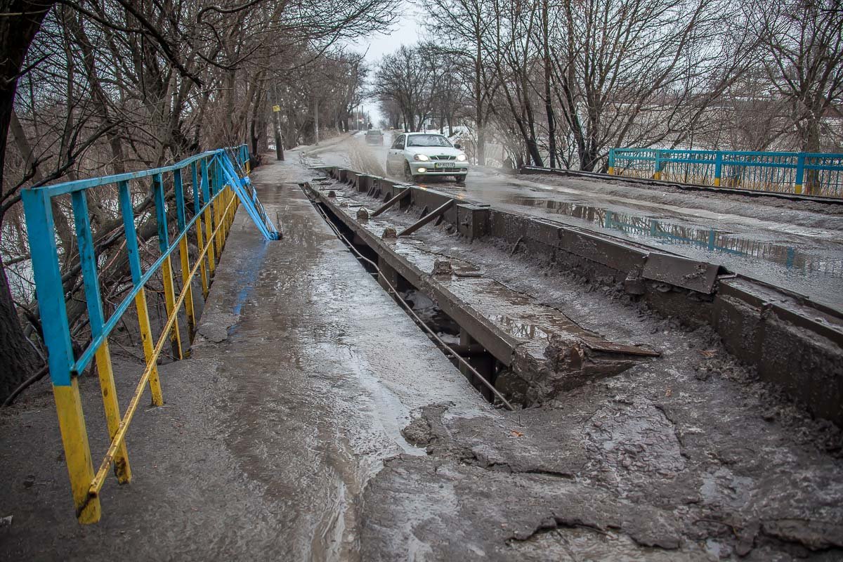 Мост постепенно разбирают на метал  Мост постепенно разбирают на метал