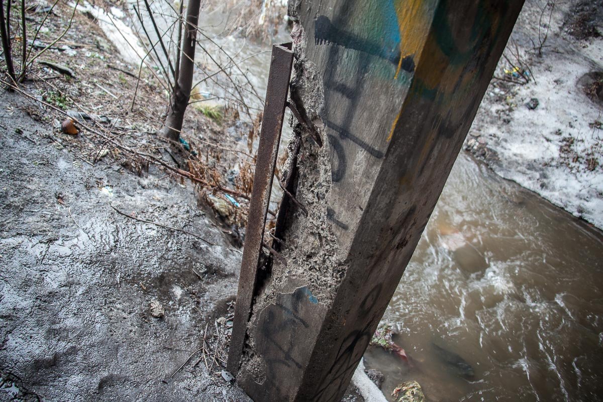 Состояние опор на пешеходном мосту  Состояние опор на пешеходном мосту