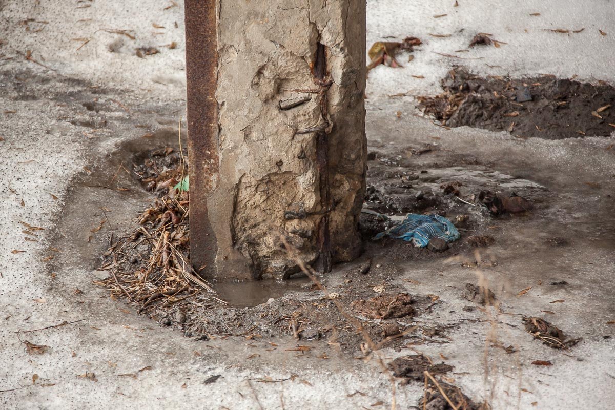 Видны куски арматуры  Видны куски арматуры