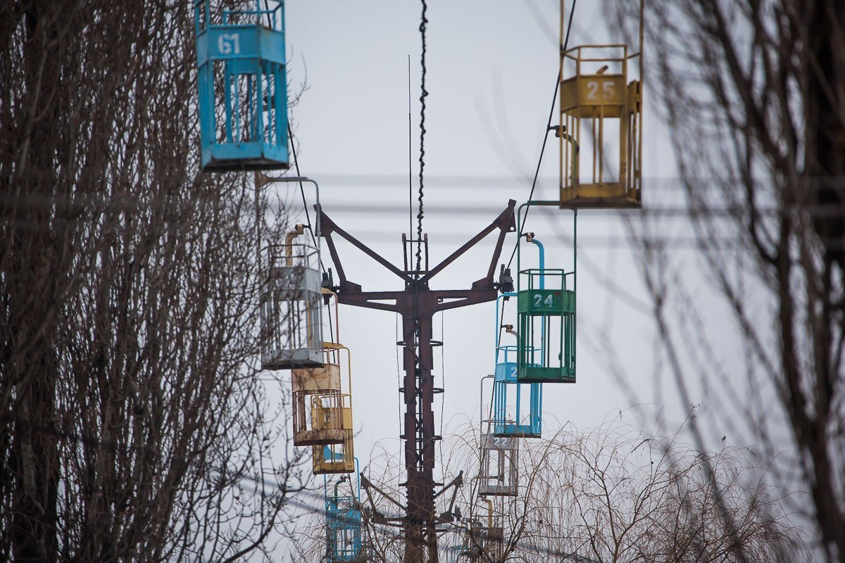 Более 10 лет навесные «корзинки» висят над городом без дела