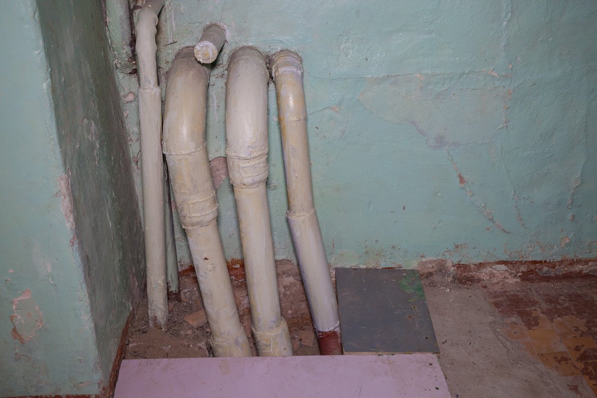 Старые трубы, которые не скрыты от детских ног Старые трубы, которые не скрыты от детских ног