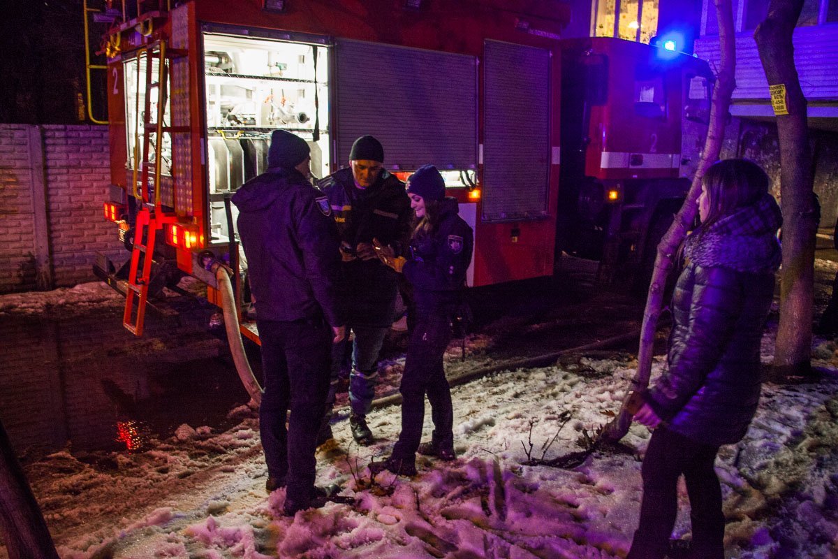 На место происшествия направили 3 единицы техники и спасателей 2-й и 3-й государственных пожарно-спасательных частей На место происшествия направили 3 единицы техники и спасателей 2-й и 3-й государственных пожарно-спасательных частей