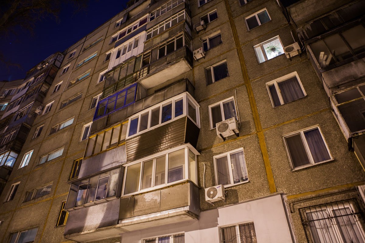 По предварительной информации, мужчину ранили в подъезде жилого дома По предварительной информации, мужчину ранили в подъезде жилого дома