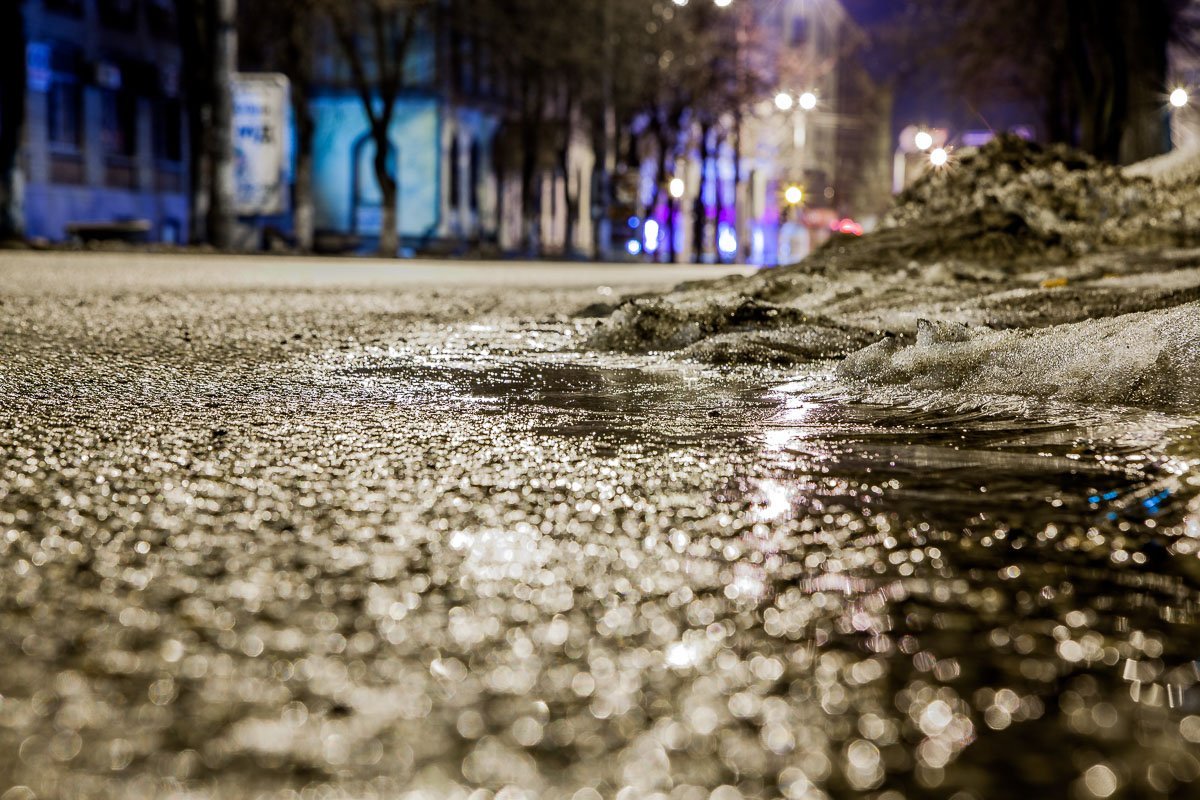 Дороги на многих улицах достаточно скользкие Дороги на многих улицах достаточно скользкие