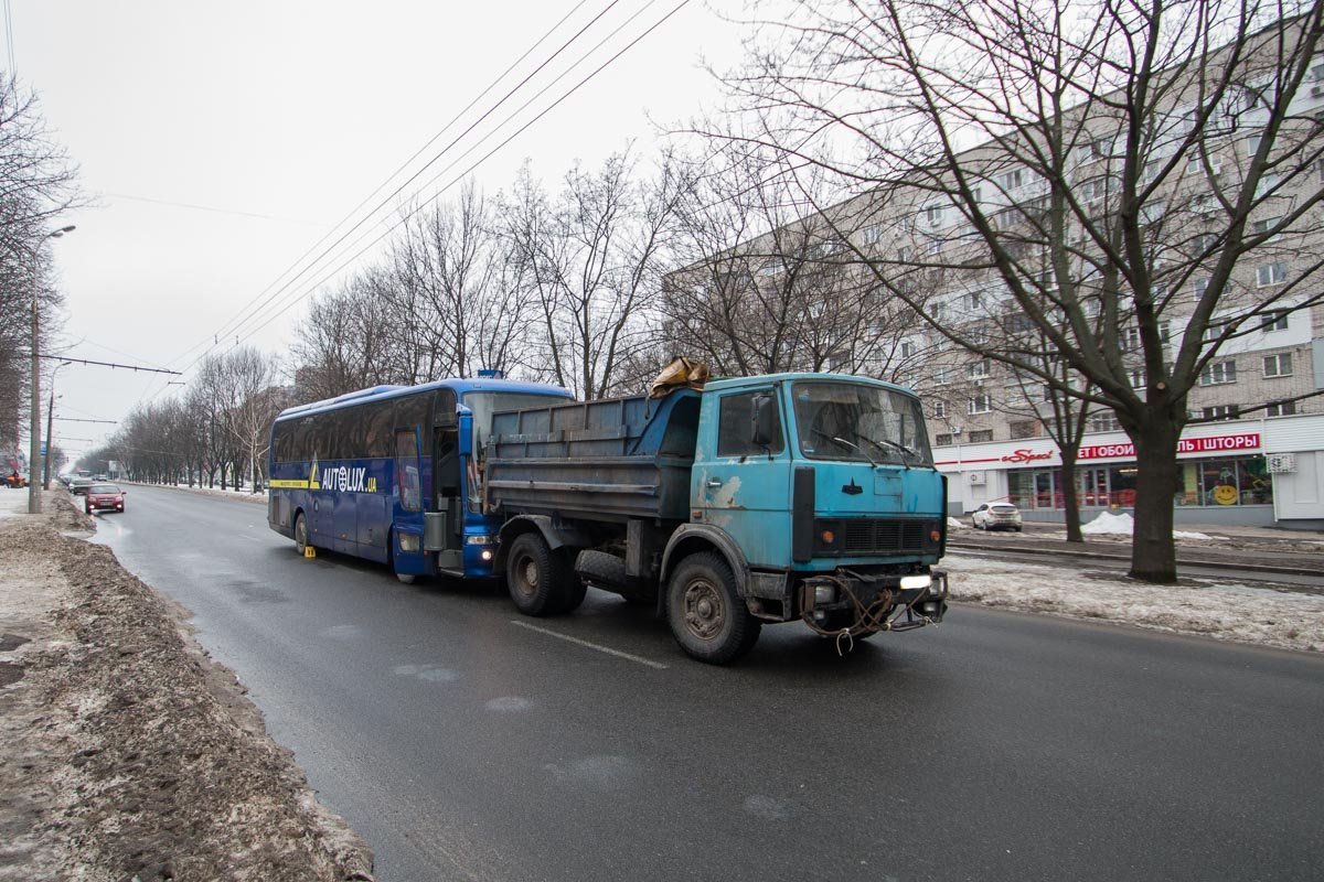 Рейсовый автобус Запорожье - Киев ехал вниз по проспекту Поля Рейсовый автобус Запорожье - Киев ехал вниз по проспекту Поля