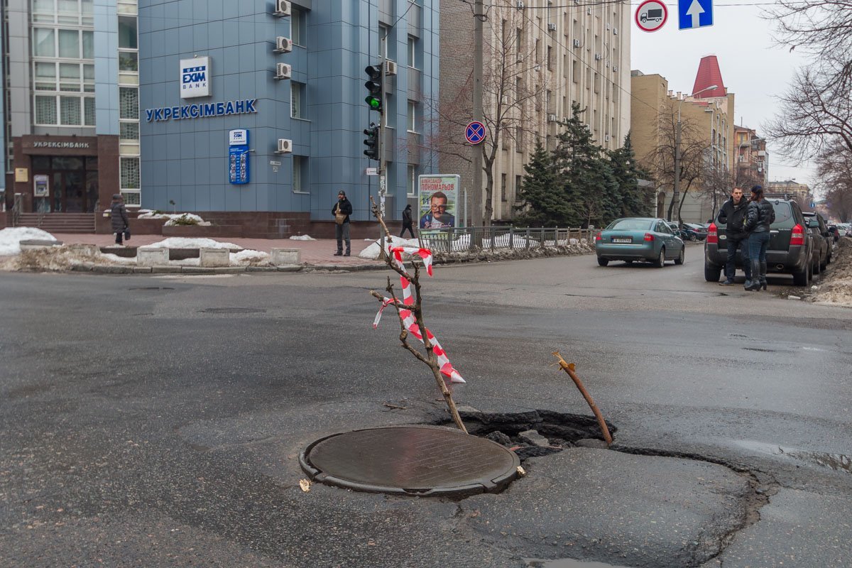 Яма достаточно большая, поэтому множество водителей уже угодили в нее