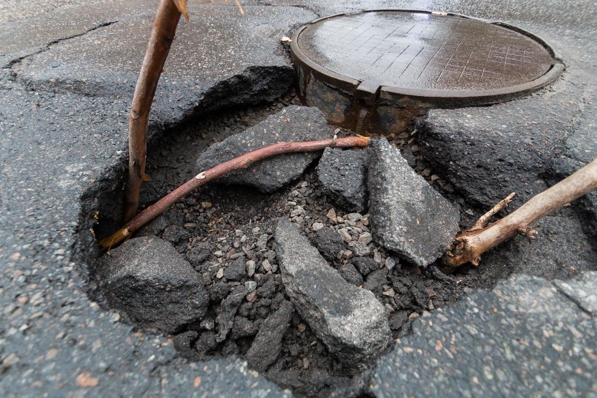 10 марта на пересечении улиц Воскресенская и Старокозацкая образовалась глубокая яма