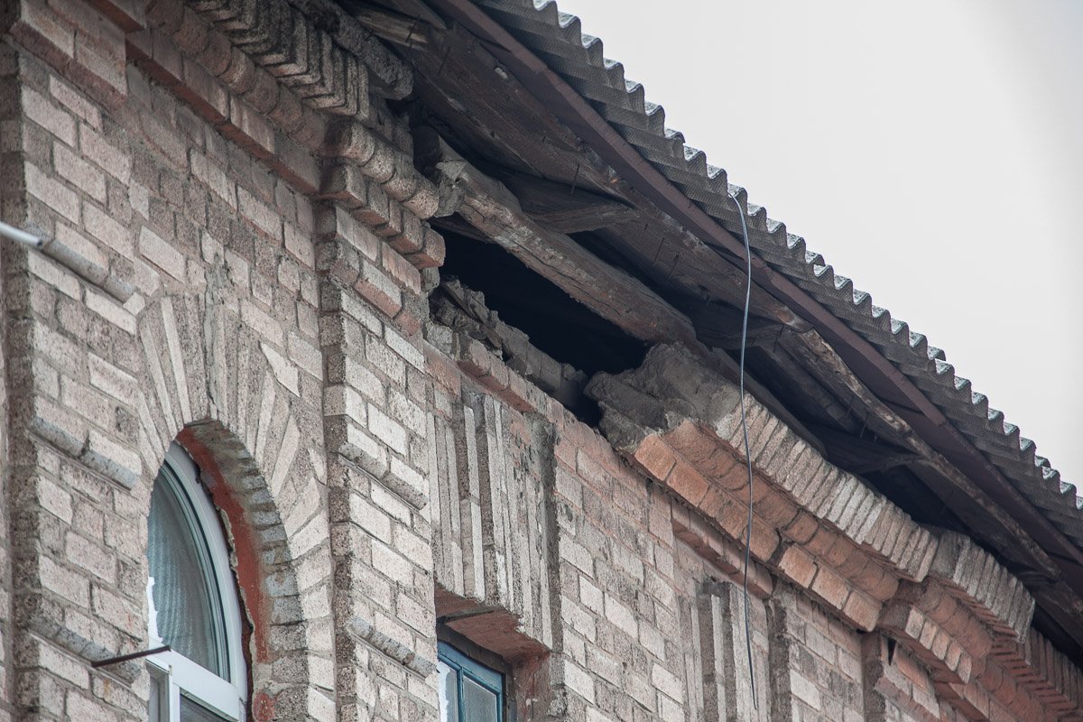 Крыша заметно просела