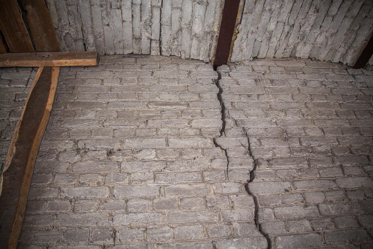 В арке тоже трещины