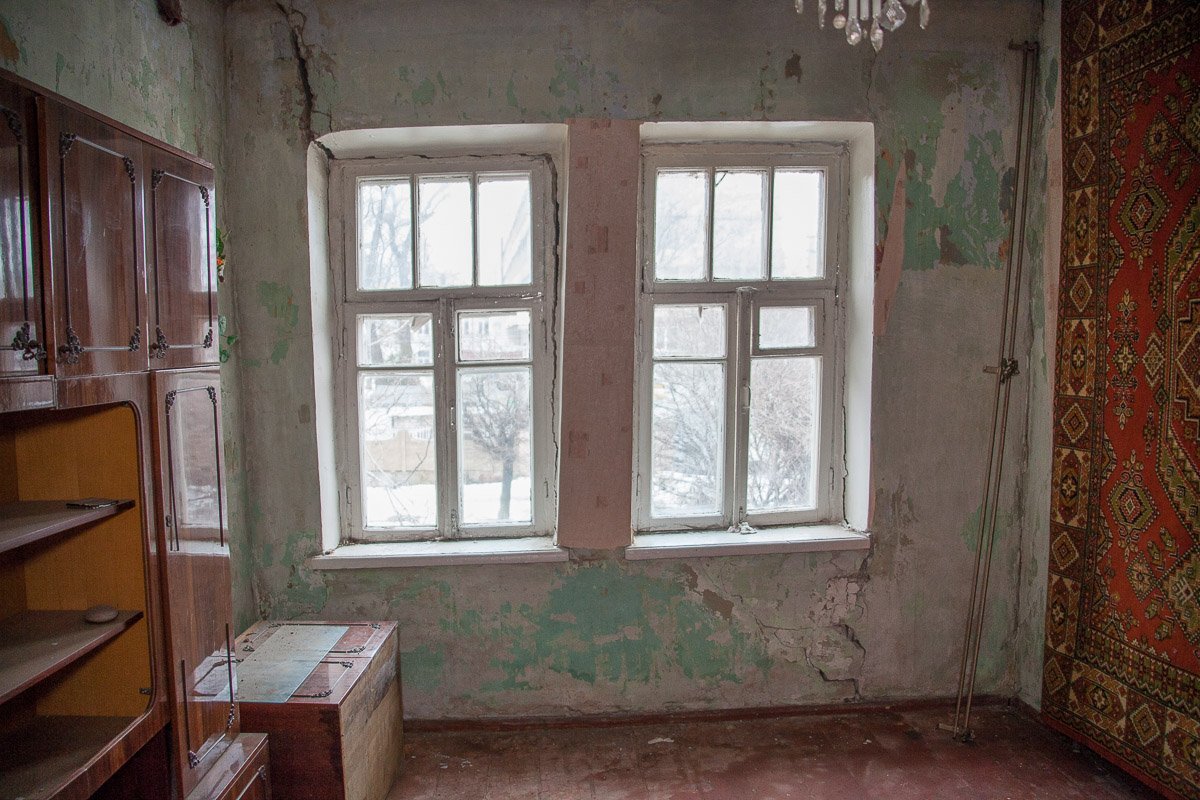 Даже окна хотят уйти с этого дома