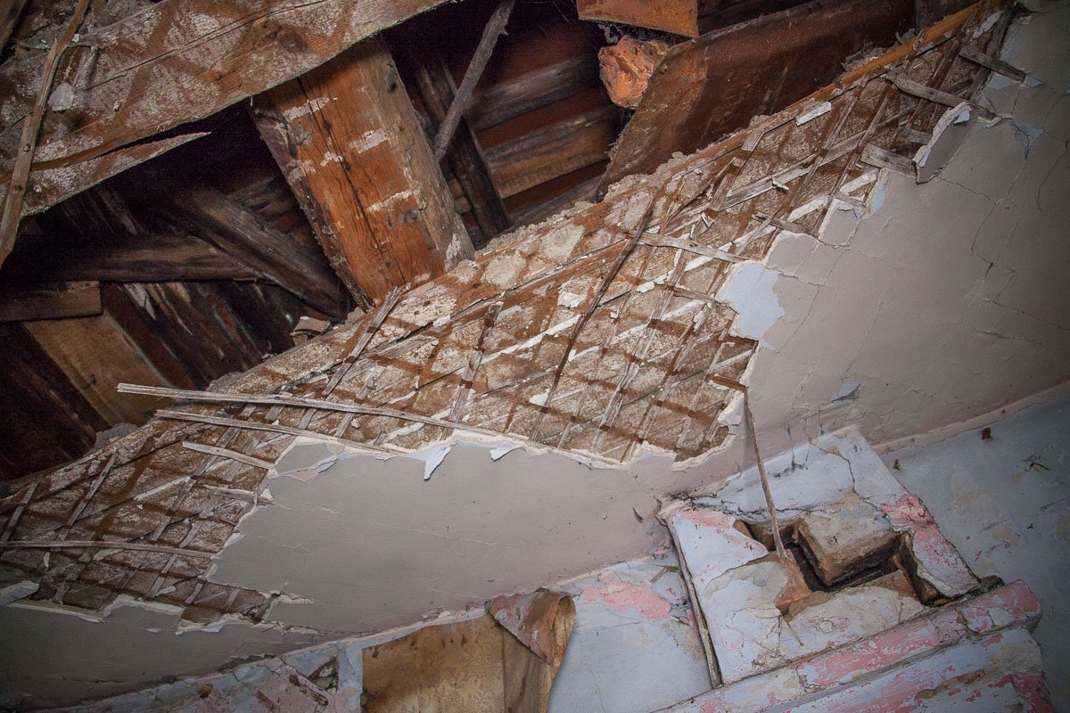 Если постараться, то можно увидеть небо