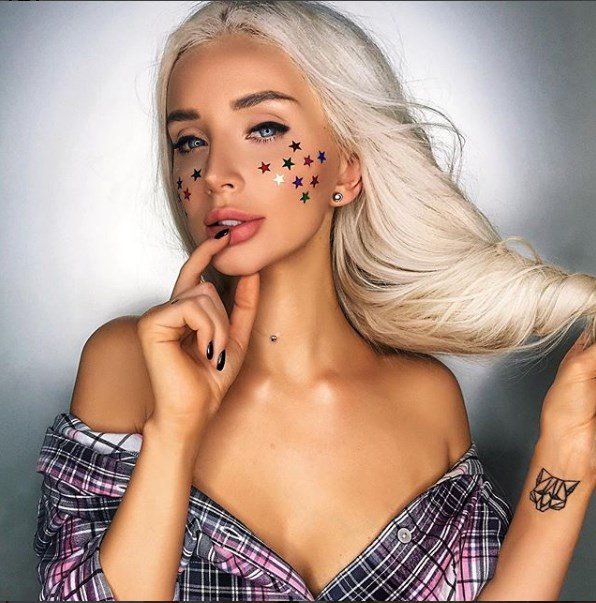 За жизнью эффектной блондинки наблюдает более 37 тысяч человек