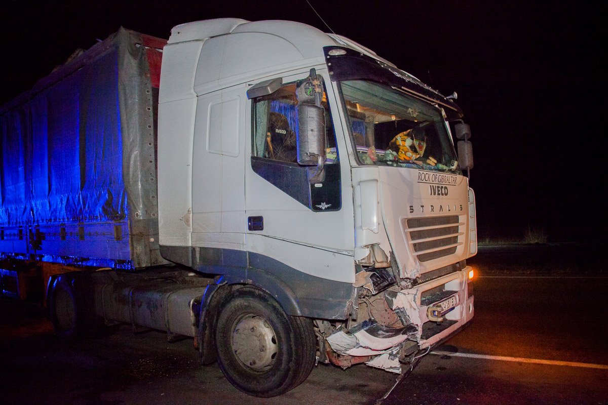 Грузовик Iveco столкнулся с полицейским Prius