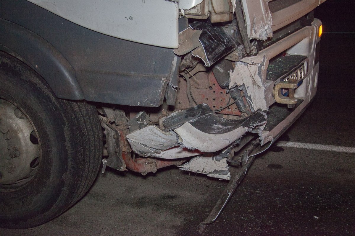 У грузовика Iveco, двигавшегося в сторону Новомосковска, повреждена передняя часть кузова: разбит бампер и правая фара