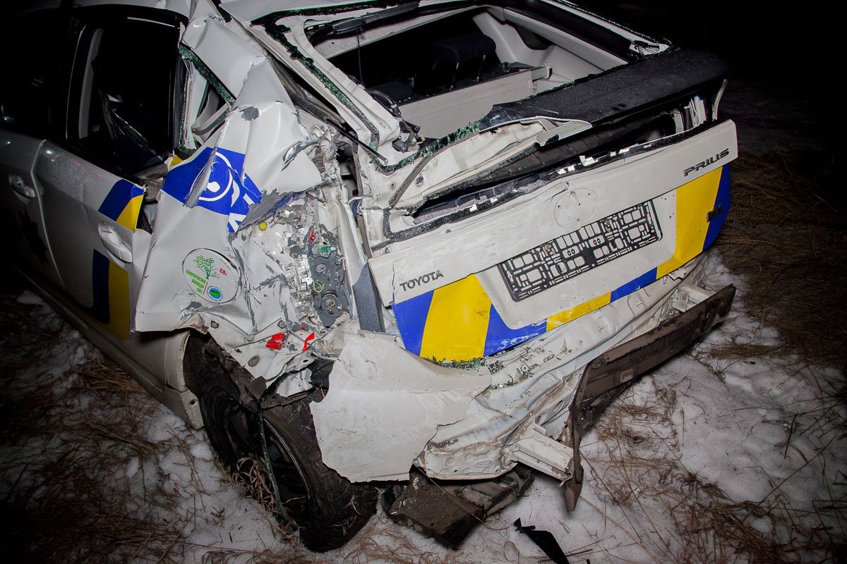 У автомобиля Toyota Prius сильно смята задняя часть кузова и выбиты стекла