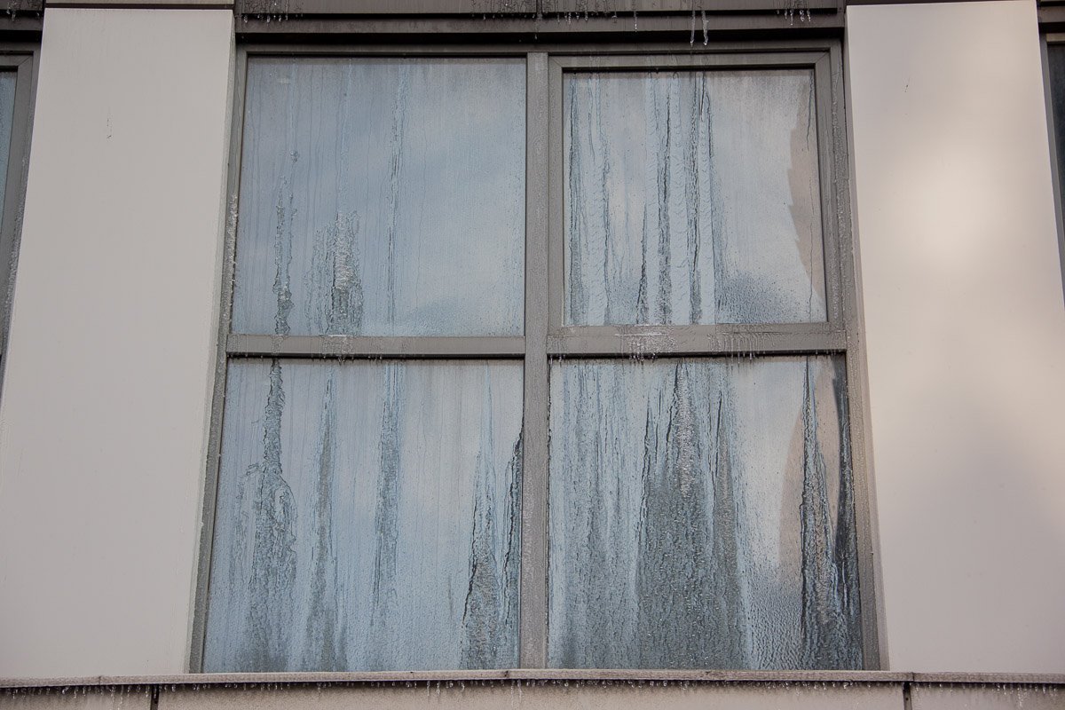 Вода, заполнила здание и начала литься через окна