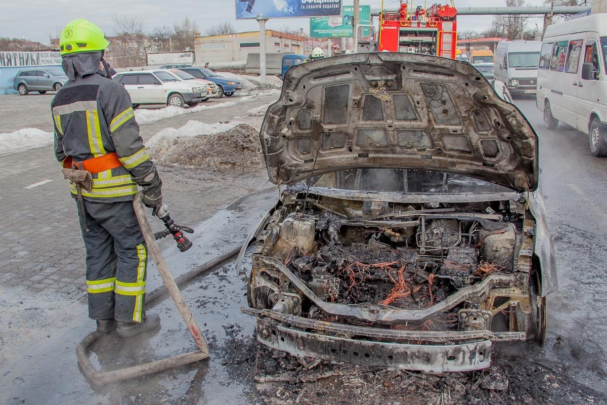 13 марта на пересечении улиц Отечественной и Калиновой загорелся автомобиль Ford 13 марта на пересечении улиц Отечественной и Калиновой загорелся автомобиль Ford