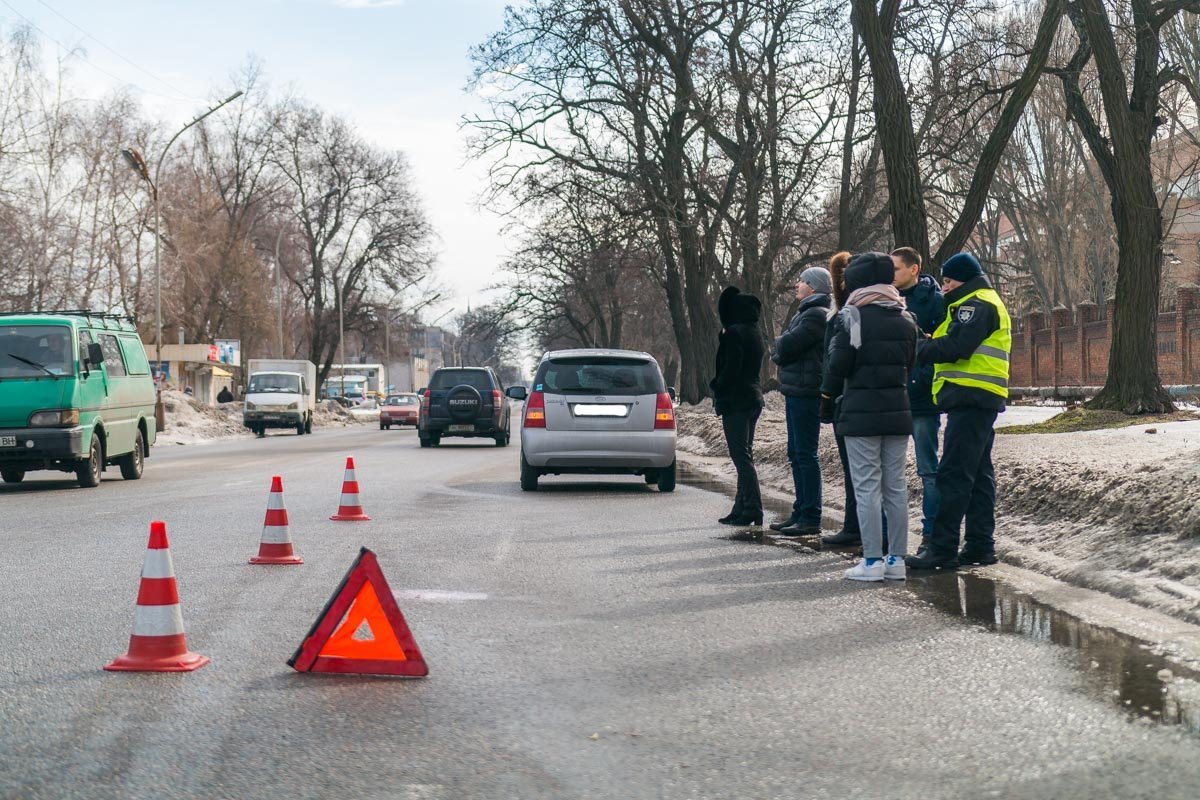 На месте происшествия работают сотрудники патрульной полиции и СОГ