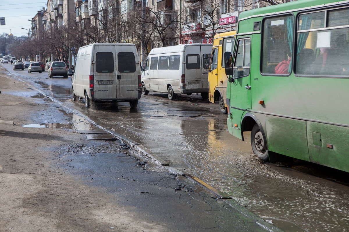 Состояние проезжей части здесь крайне плачевное Состояние проезжей части здесь крайне плачевное
