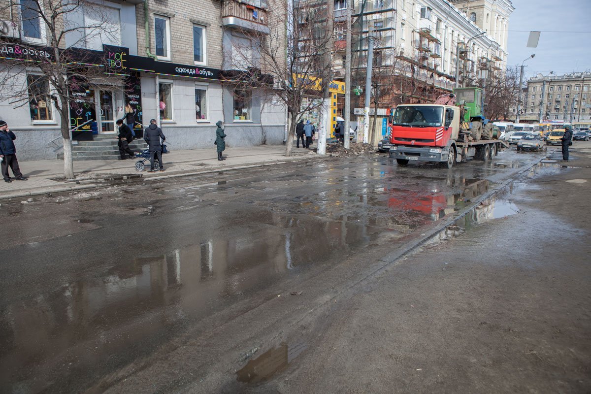 Проезжая часть находится по постоянным "прессом" плотного автомобильного трафика Проезжая часть находится по постоянным "прессом" плотного автомобильного трафика