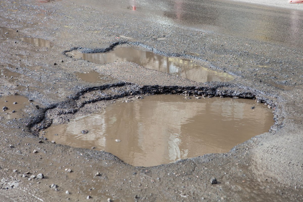 Мы установили яму в яме на дороге, чтобы ты мог заехать в яму, когда въезжаешь в яму Мы установили яму в яме на дороге, чтобы ты мог заехать в яму, когда въезжаешь в яму