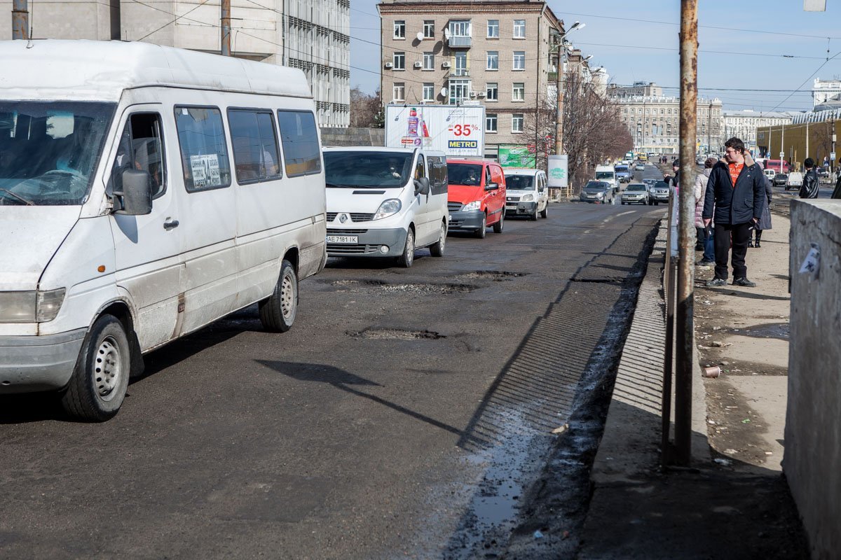 Пешеходу явно не нравится такое положение вещей Пешеходу явно не нравится такое положение вещей