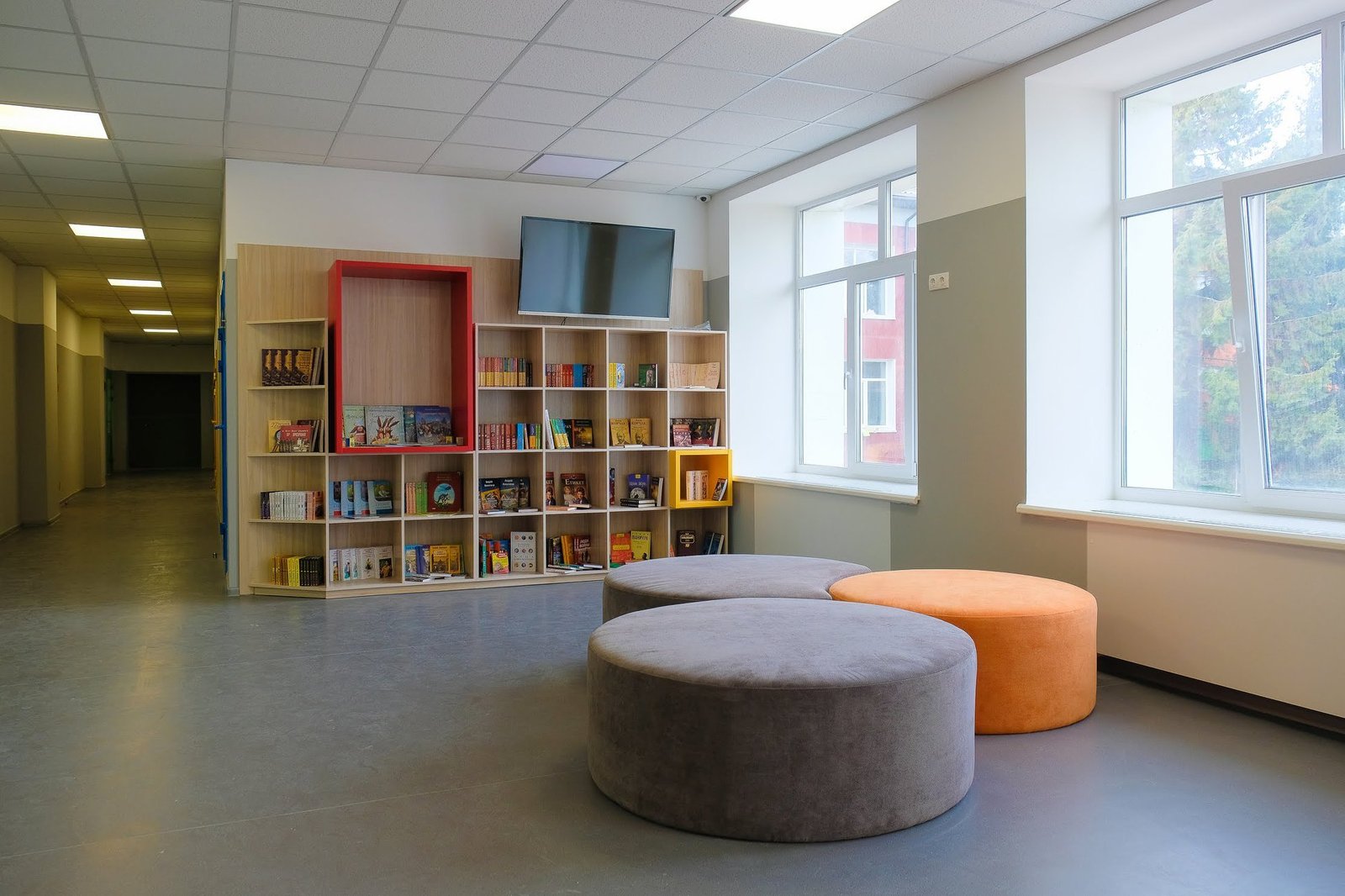 В школе установлены мягкие кресла