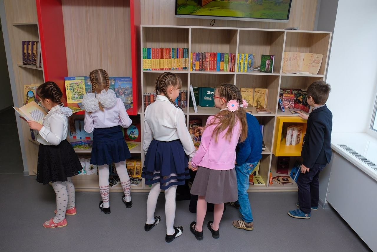 Стеллажи с книгами установлены в холле школы