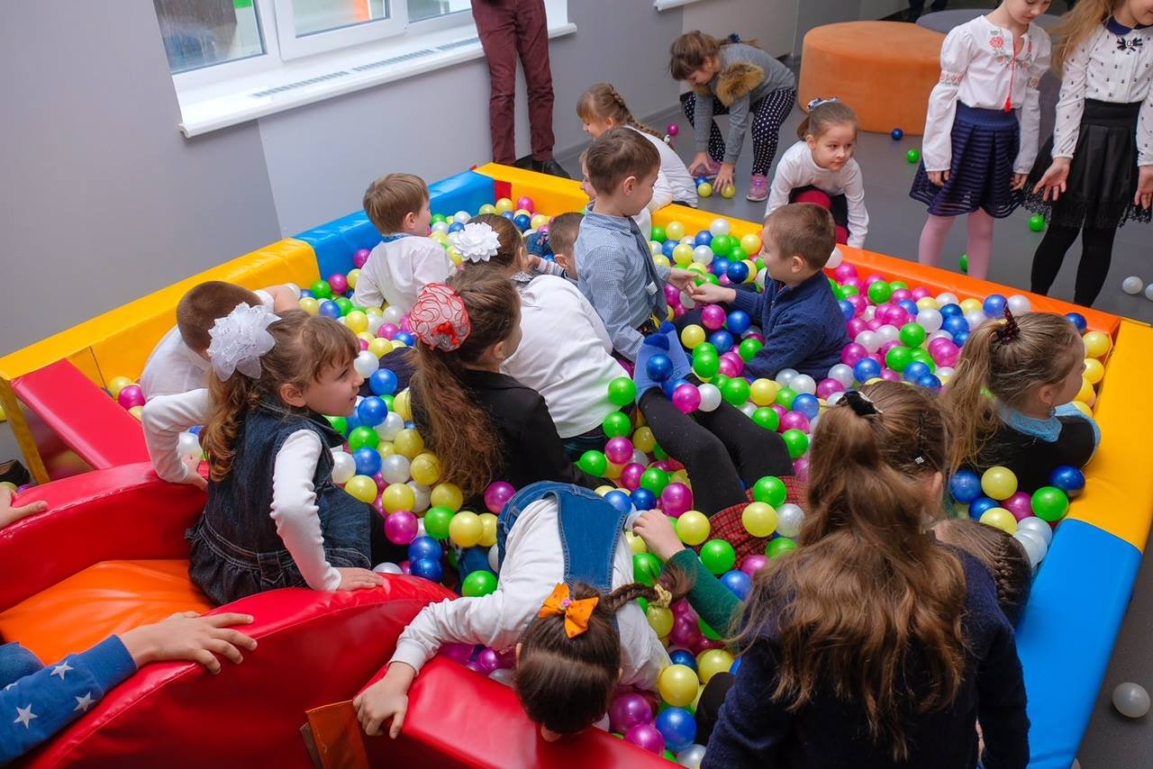 Бассейн с шариками для развлечения детей