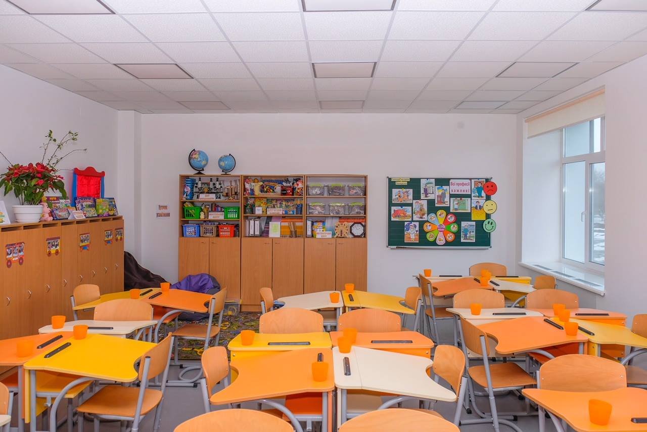 В классах современные парты 