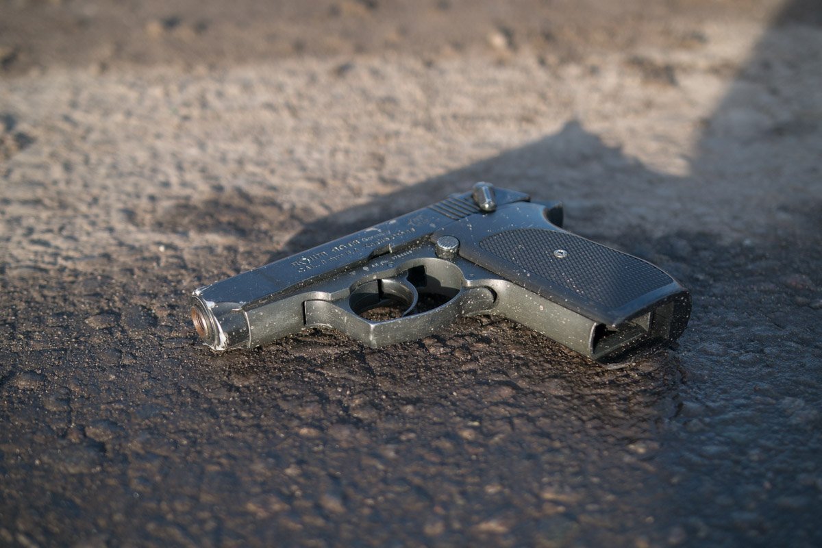 Пассажиры «Audi» пытались скрыться с места совершения очередной кражи, при этом сбросив оружие на улице Каруны