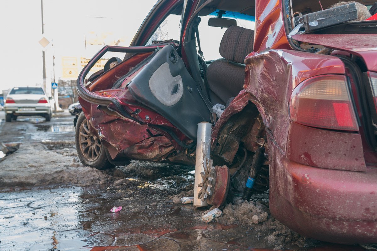 От удара два пассажира Daewoo вылетели из автомобиля