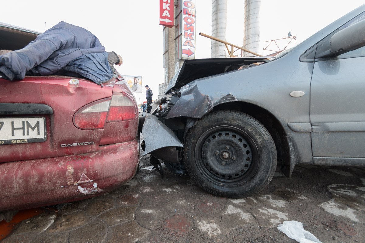 После столкновения, Daewoo "откинуло" в припаркованный возле автомойки Mitsubishi