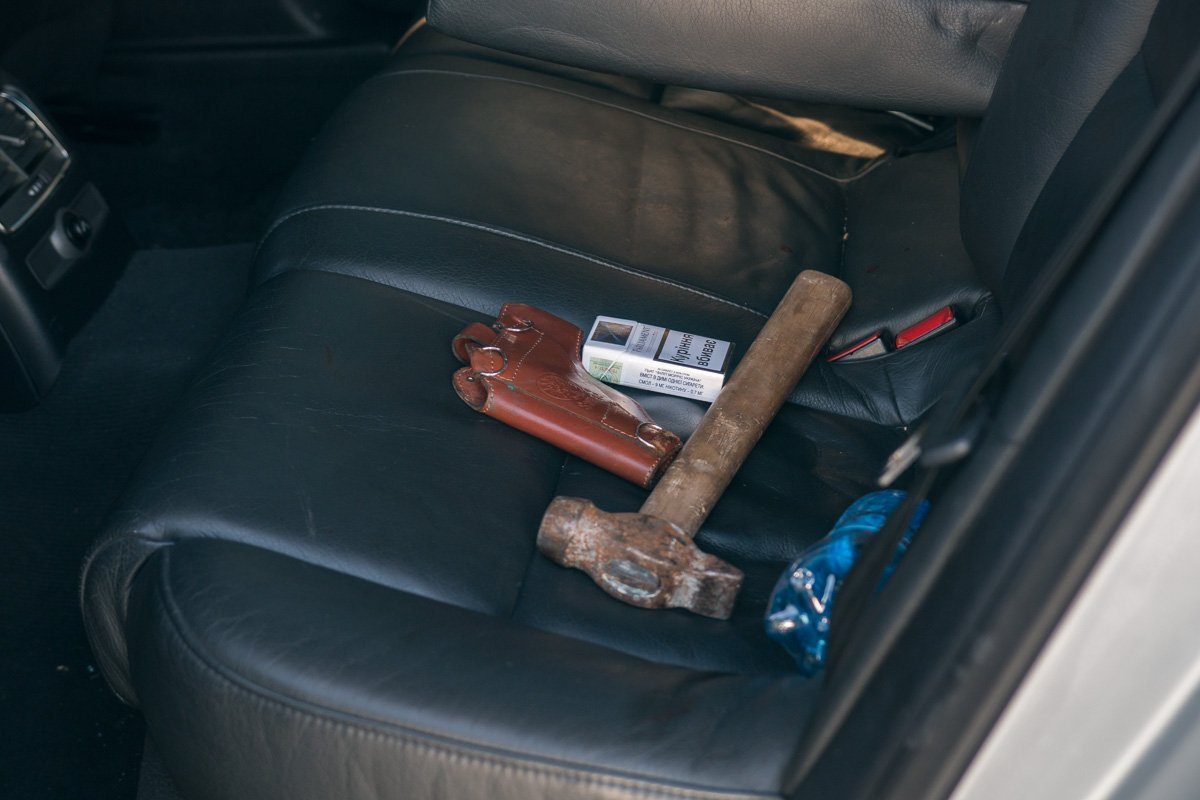  При осмотре автомобиля полицейские изъяли 2 единицы огнестрельного оружия.