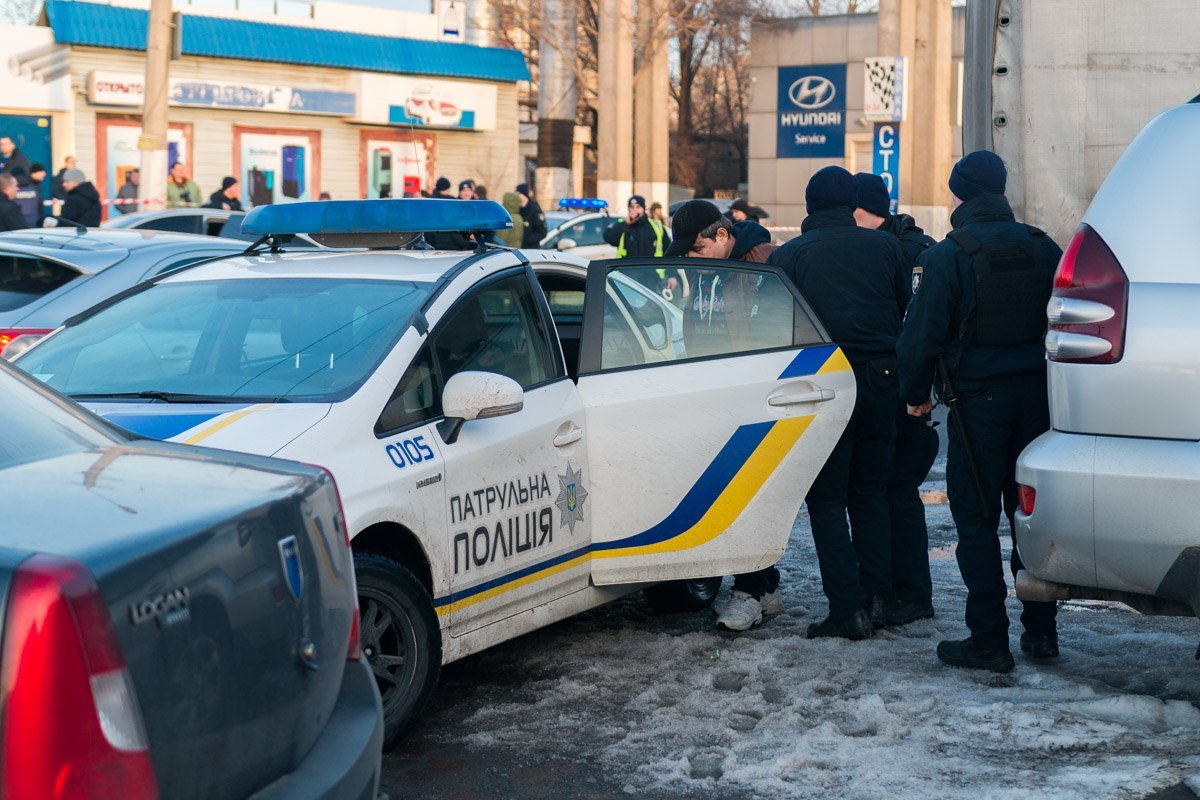 Третьего подозреваемого задержали на заправке "Avias", расположенной неподалеку от места происшествия