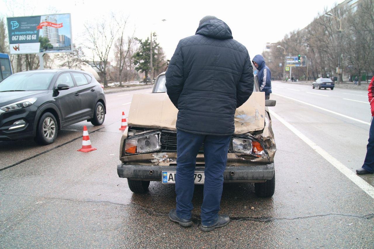 Автомобиль ВАЗ сильно поврежден Автомобиль ВАЗ сильно поврежден